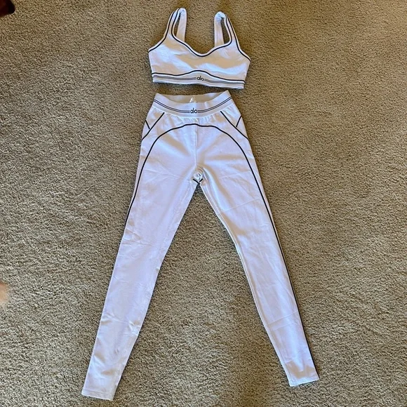 ALO Yoga Set - Airbrush High-Waist Heart Throb Legging & Sports Bra - Picture 4 of 13